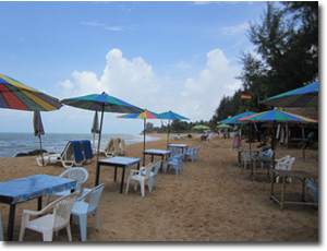mesas en la playa de Khao Lak